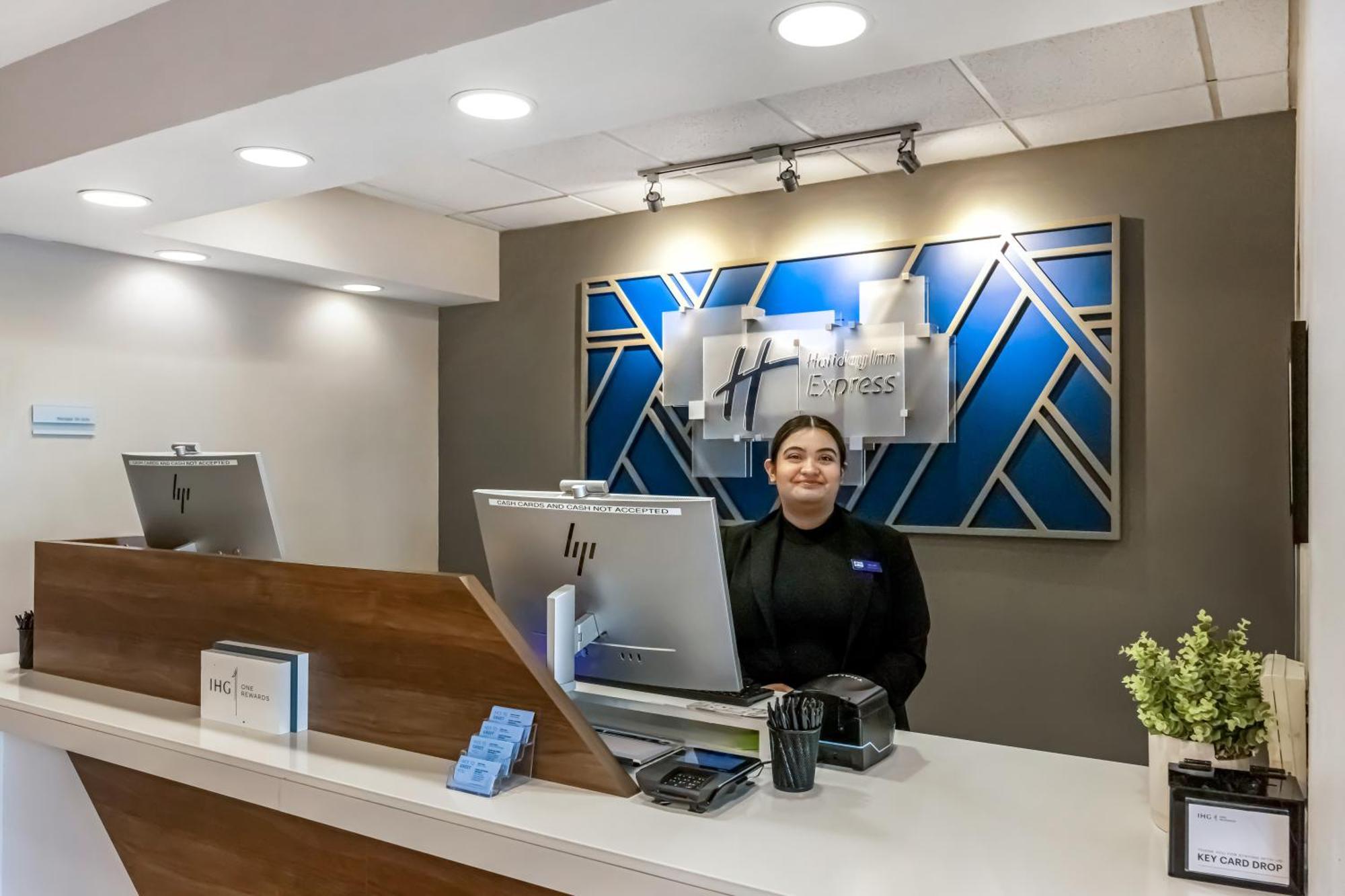 Holiday Inn Express Crestwood By Ihg Exteriér fotografie