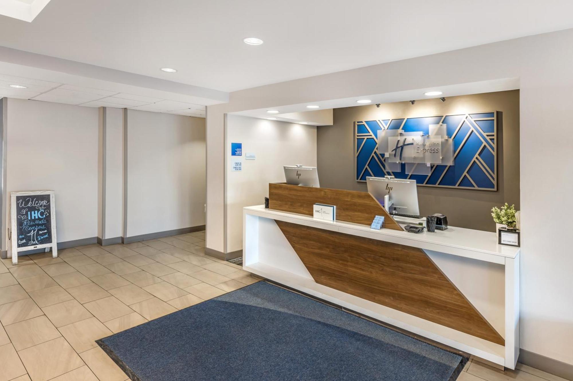 Holiday Inn Express Crestwood By Ihg Exteriér fotografie